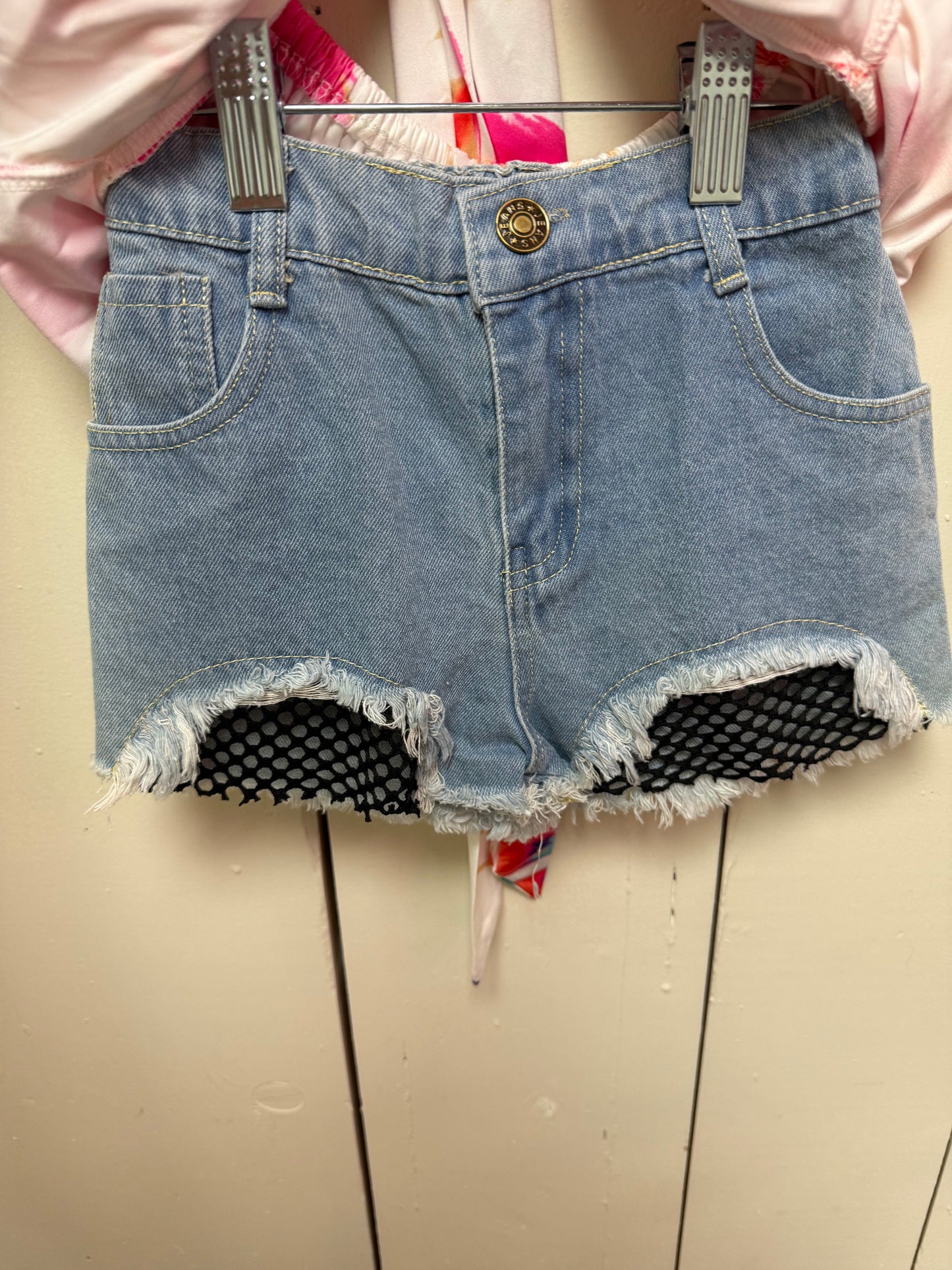 mixed color shirt w denim shorts
